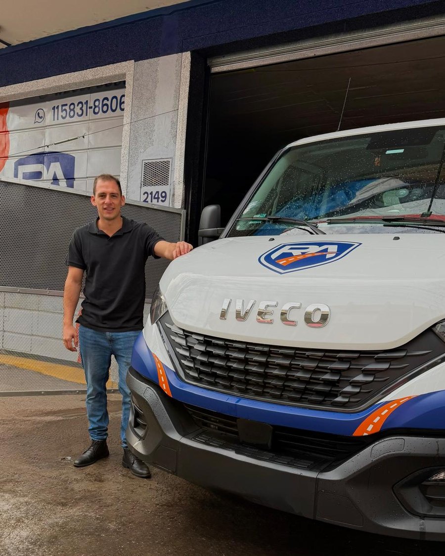 Rodrigo Szumik, fundador y CEO de Route Assistance, junto a una unidad propia